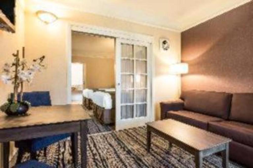 Ramada Suites By Wyndham Сан Диего Екстериор снимка