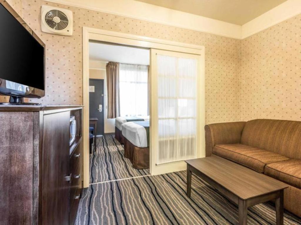 Ramada Suites By Wyndham Сан Диего Екстериор снимка