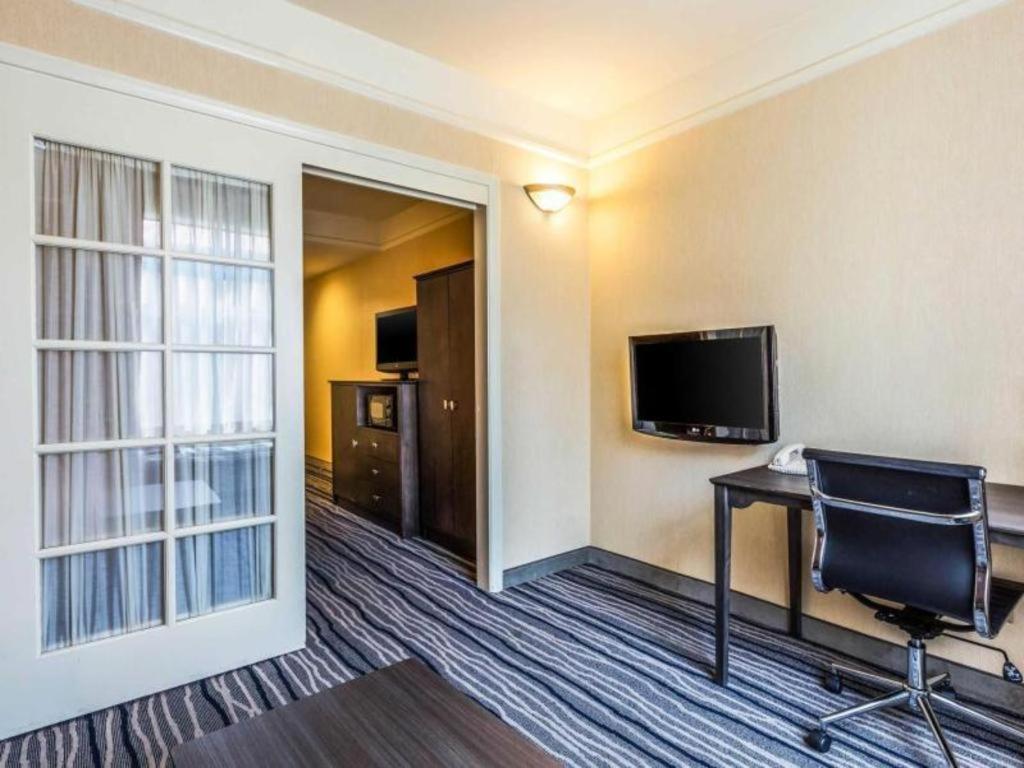 Ramada Suites By Wyndham Сан Диего Екстериор снимка