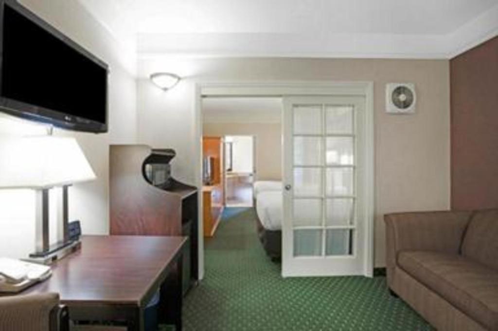 Ramada Suites By Wyndham Сан Диего Екстериор снимка