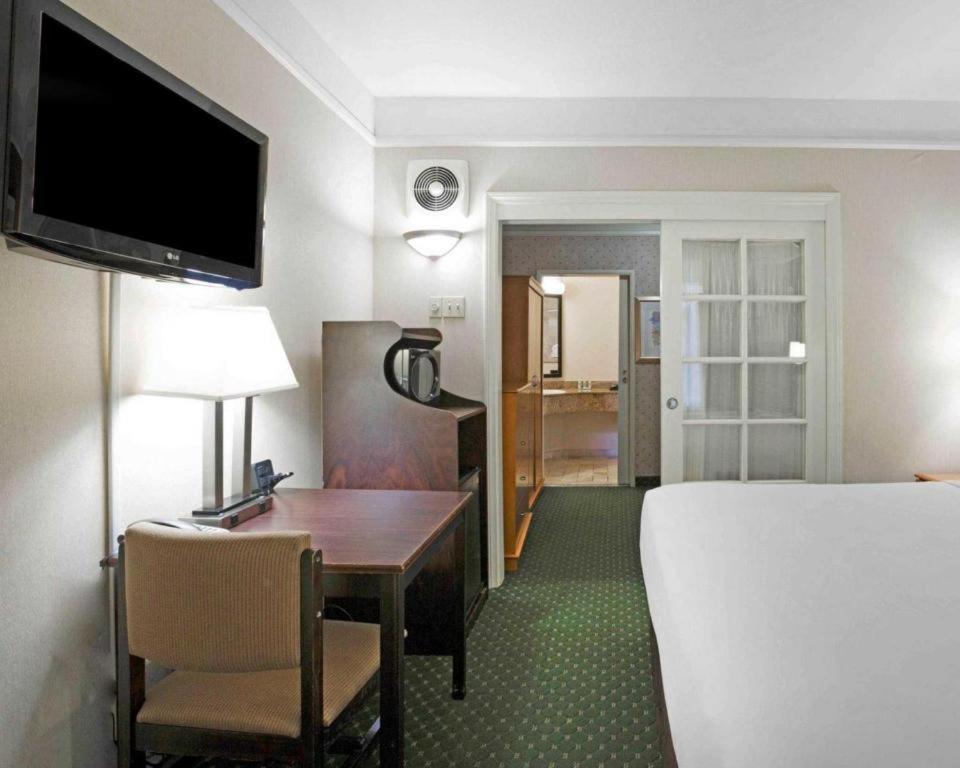 Ramada Suites By Wyndham Сан Диего Екстериор снимка